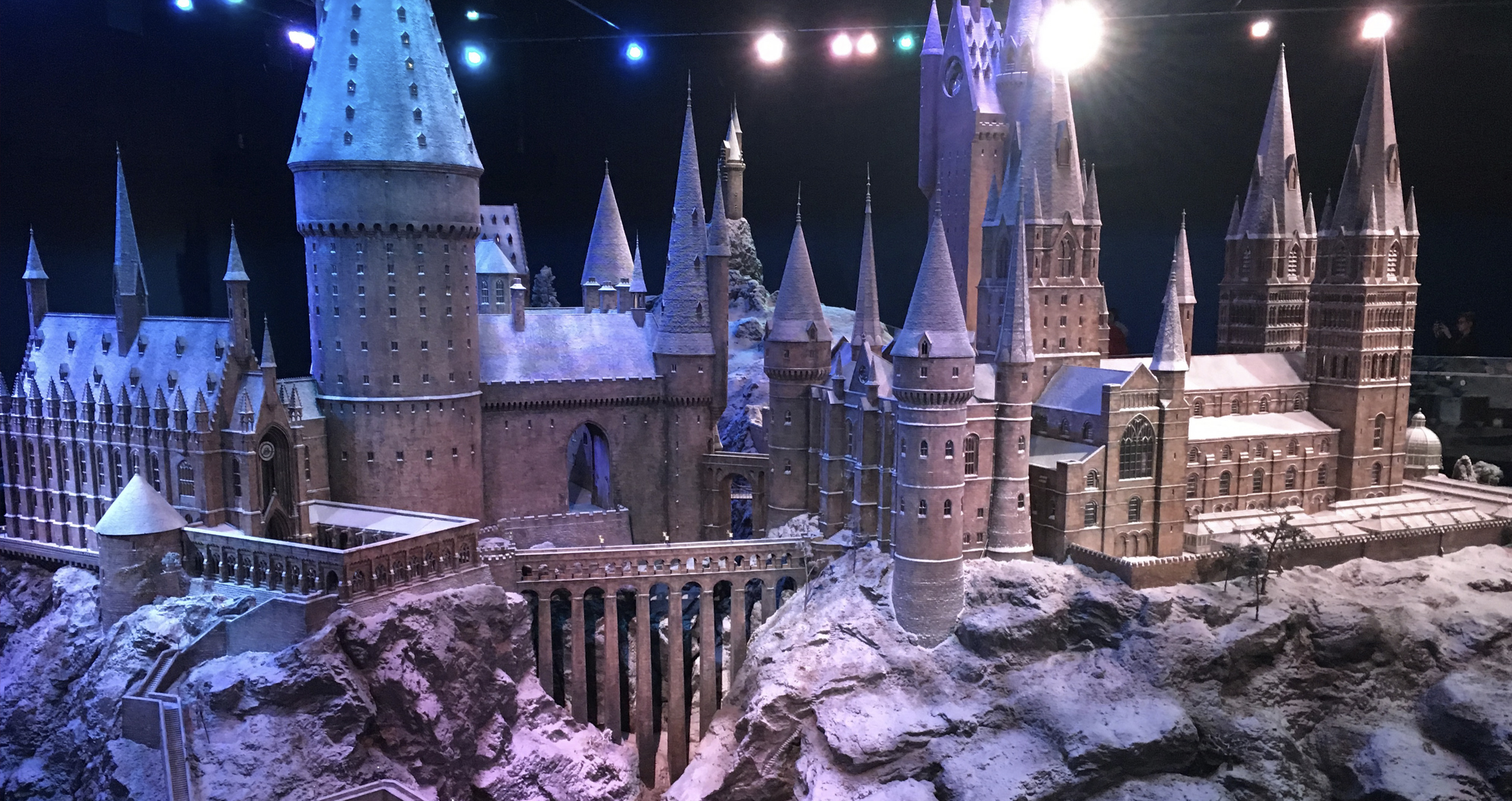Harry Potter avec cape d'invisibilité – Destination figurines