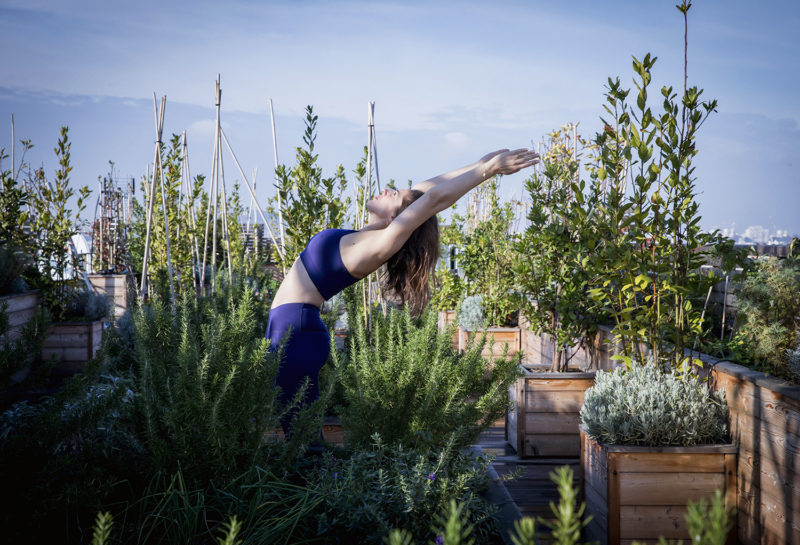 Une tenue de yoga pour pratiquer en plein air - Lili Barbery